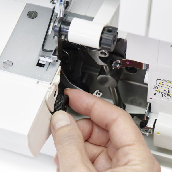 10002 SINGER® SE017 Elite Serger